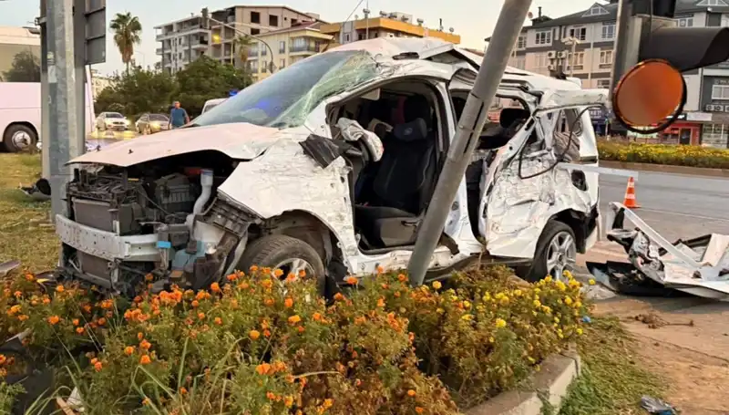 Antalya’da Midibüs ile Hafif Ticari Araç Çarpıştı: 6 Kişi Yaralandı!