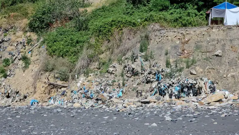 Kozlu Sahil'deki Çöp Yığını, Doğa ve İnsan Sağlığını Tehdit Ediyor