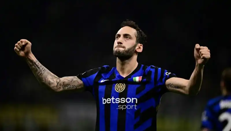 Hakan Çalhanoğlu’nun Tatili Öncesi Inter’de Gelecek Planları Konuşuluyor