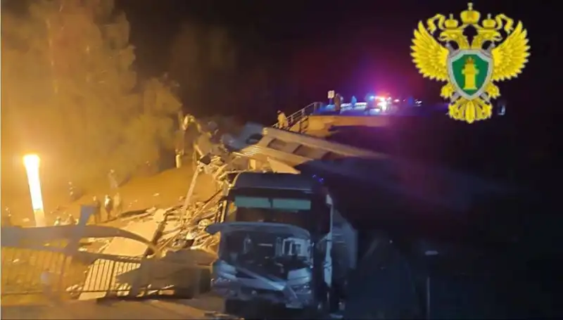 Rusya'da Şok Edici Olay: İki Köprü Çöktü, Tren Kazası 7 Can Aldı!