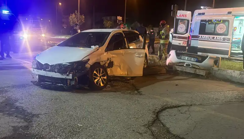 Pikap ve Otomobil Çarpıştı: Kaza Anı Kameralarda