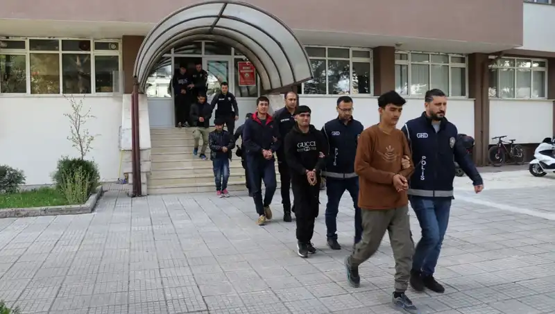 Edirne ve Kırklareli'nde Kaçak Göçmen Operasyonları: 150'den Fazla Yakalama