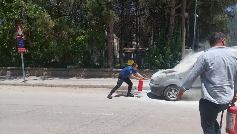 Emniyet Binasının Önünde Alev Alan Araçdaki Yangın, Polis Ekiplerince Zamanında Söndürüldü