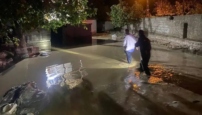20 Dakikada Yaşanan Sel Felaketi: Ev Çöktü, Aileler Boşaltıldı