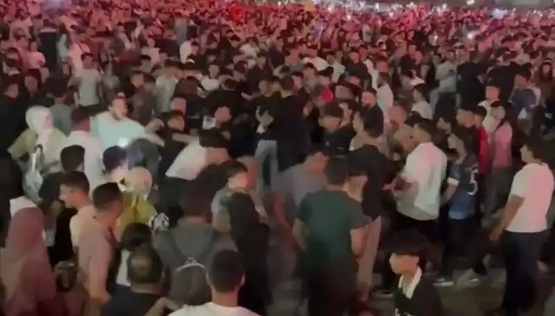 Konserde Başlayan Kavga: Bıçaklar Çekildi, Üç Genç Yaralandı!