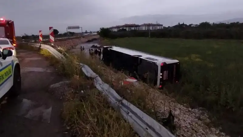 Manisa’da Yolcu Otobüsü Kazası: Çok Sayıda Yaralı Hastaneye Kaldırıldı