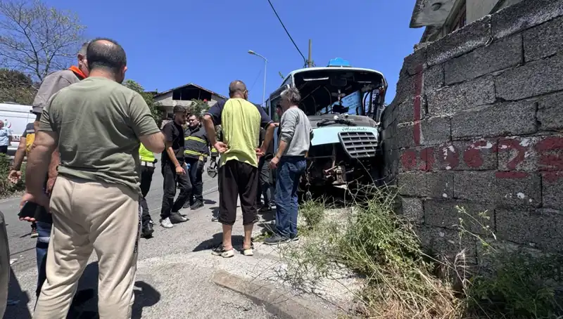 Minibüs Kazası: Duvara Çarpan Araçta 14 Yaralı Var!