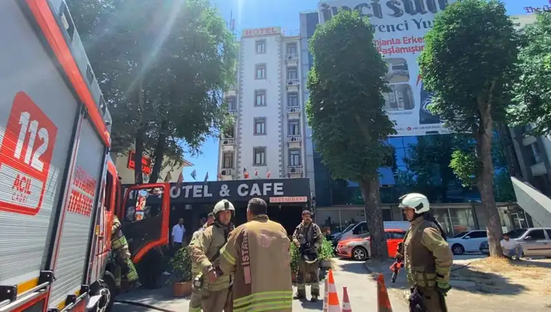 Fatih'te Otel Yemekhanesinde Çıkan Yangın, Birçok Kişiyi Korkuttu
