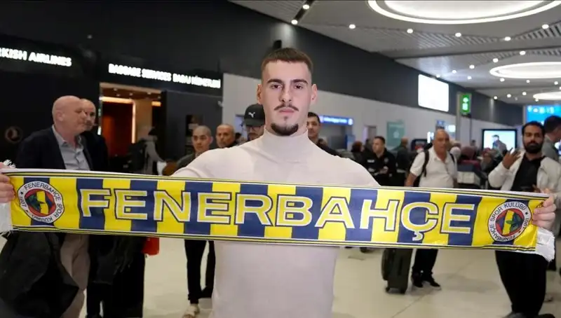 Fenerbahçe, Genç Yıldızı Mimovic'in Lisansını Çıkararak Geleceğe Yatırım Yapıyor