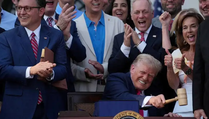 Donald Trump, "Büyük, Güzel Yasa Tasarısı"nı İmzaladı: Neler Değişecek?